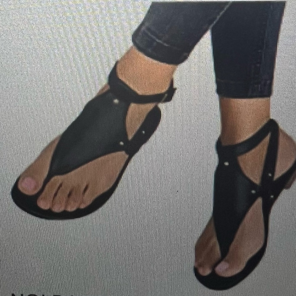 Women’s black flat thong sandals used but like new